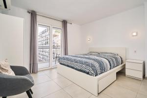 Postel nebo postele na pokoji v ubytování WELCS DUPLEX 026 EMP frente al canal y vistas