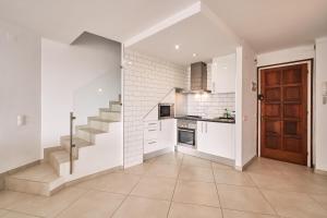 Kuchyň nebo kuchyňský kout v ubytování WELCS DUPLEX 026 EMP frente al canal y vistas