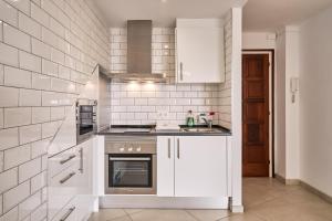 Kuchyň nebo kuchyňský kout v ubytování WELCS DUPLEX 026 EMP frente al canal y vistas + 18 fotografií