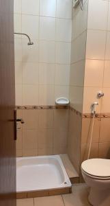 غيوم في مكة المكرمة: حمام مع حوض ومرحاض