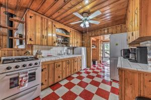 鲁伊多索Ruidoso Cabin with Grill - Near Grindstone Lake!的厨房配有木制橱柜和吊扇