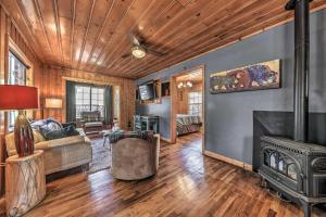 鲁伊多索Ruidoso Cabin with Grill - Near Grindstone Lake!的带壁炉和炉灶的客厅