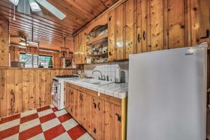 Ruidoso Cabin with Grill - Near Grindstone Lake!的厨房或小厨房