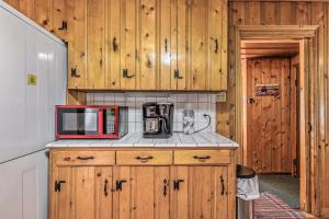 Ruidoso Cabin with Grill - Near Grindstone Lake!的厨房或小厨房