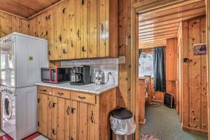 Ruidoso Cabin with Grill - Near Grindstone Lake!的厨房或小厨房