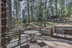 Ruidoso Cabin with Grill - Near Grindstone Lake!外面的花园