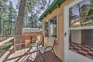 Ruidoso Cabin with Grill - Near Grindstone Lake!的阳台或露台