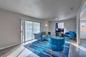 uma sala de estar com um sofá, uma mesa e cadeiras em Pet-Friendly Sacramento Home Less Than 5 Mi to Dtwn! em Sacramento