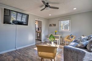 sala de estar con sofá y ventilador de techo en Updated Home Near Indianapolis Motor Speedway, en Indianápolis