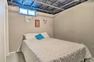 um pequeno quarto com uma cama com uma almofada azul em Updated Home Near Indianapolis Motor Speedway em Indianápolis