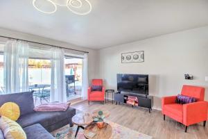 sala de estar con sofá, sillas y TV en Vibrant, Colorful Tucson Abode with Pool and Hot Tub, en Tucson