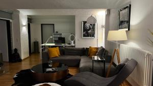 Svetainės erdvė apgyvendinimo įstaigoje ARYVE ErfurterLoft - Boutique Loft zentrumsnah mit kostenfreien Parkplätzen, Design-Interieur und Netflix