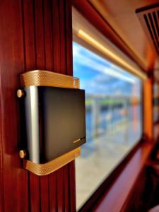 TV a/nebo společenská místnost v ubytování Costa do Sal Hotel Boat Lounge