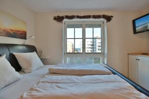 een slaapkamer met een bed en een raam bij Hanseaten Residenz Hanseaten-Residenz Appartement 18 in Scharbeutz