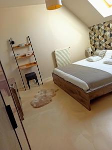 1 dormitorio con cama y estante para libros en L'Heure Bleue gîtes et chambres d'hôtes en Givenchy-en-Gohelle