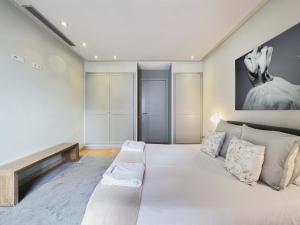 - une grande chambre blanche avec un grand lit blanc dans l'établissement Stay U-nique Apartments Rambla Catalunya II, à Barcelone