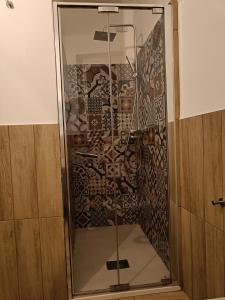eine Dusche mit Glastür im Bad in der Unterkunft Apartment near to Como - Donkey's House in Tavernerio