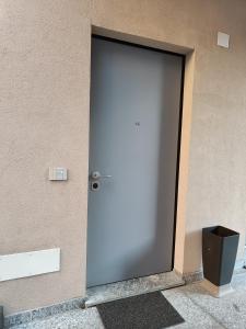 eine Tür an der Seite eines Gebäudes in der Unterkunft Apartment near to Como - Donkey's House in Tavernerio