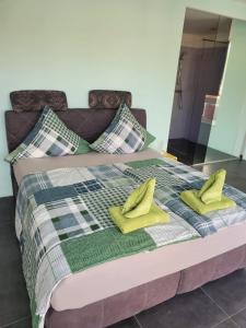 un letto con due cuscini gialli sopra di The Penthouse a Kaiserslautern