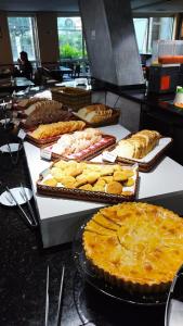 a bunch of pies on a counter in a kitchen at Transamerica Executive Perdizes in São Paulo