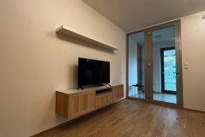ein Wohnzimmer mit einem Flachbild-TV an der Wand in der Unterkunft Residence Garden Tower - zimni zahrada in Prag