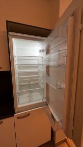 einem leeren Kühlschrank mit offener Tür in der Küche in der Unterkunft Residence Garden Tower - zimni zahrada in Prag