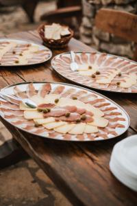 una mesa de madera con platos de comida. en Boutique B&B Agroturizam Sv. Juraj en Krk