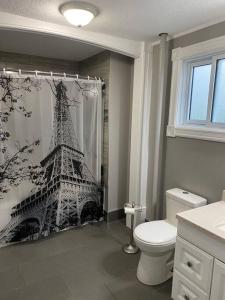 Baño con cortina de ducha con la torre Eiffel en Modern Beach House long stay discounts, en Sarnia