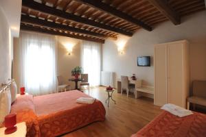 Un pat sau paturi într-o cameră la Honey Rooms Ferrara