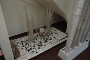 a room with a pile of shells and sticks at Villa Vasili in Tríkala +18 photos