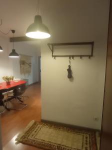 ein Wohnzimmer mit einem Tisch und einem Teppich an der Wand in der Unterkunft SWEET APARTMENT IN GRACIA DISTRICT! in Barcelona