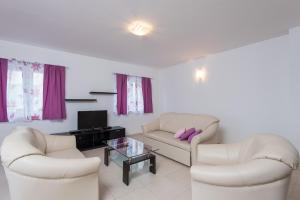 sala de estar con 2 sillas, sofá y mesa en Apartment Prižba - Korčula, en Prizba