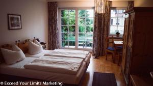 1 dormitorio con 2 camas y ventana grande en Hotel Zwei Länder en Apolda