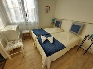 Tempat tidur dalam kamar di Hotel au Charme du Levat