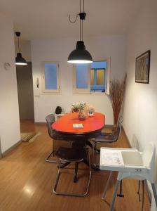 een eetkamer met een rode tafel en stoelen bij SWEET APARTMENT IN GRACIA DISTRICT! in Barcelona