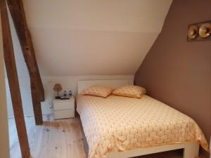 a bedroom with a bed in a attic at Chez collette in Chablis