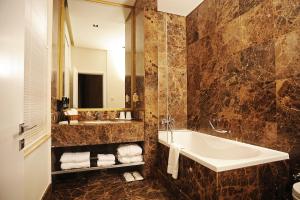 伊斯坦堡的住宿－伊斯坦布爾彌撒菲爾8號套房酒店，带浴缸和盥洗盆的浴室