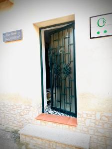 uma porta de vidro do lado de um edifício em Casa rural Hnas Corral em Almoharín