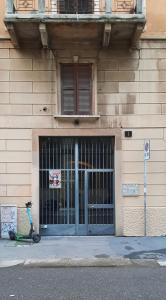 einem Roller, der vor einem Gebäude mit einem Tor geparkt ist in der Unterkunft La Marina di Milano in Mailand