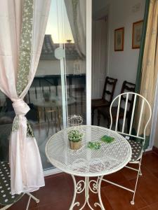 uma mesa com uma planta numa sala em Casa rural Hnas Corral em Almoharín