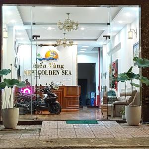 une chambre avec une moto garée dans un magasin dans l'établissement Biển Vàng - New Golden Sea, à Vung Tau