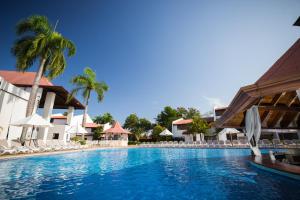 a large swimming pool in a tropical setting at BlueBay Villas Doradas Adults Only-All Inclusive in San Felipe de Puerto Plata