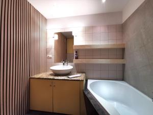 Kúpeľňa v ubytovaní NOŻOWNICZA Apartment ~ Self Check-In 24h ~ Lift