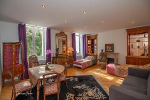 sala de estar con sofá y mesa en La VILLA ILIXON, en Luchon