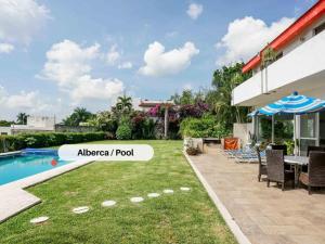 a villa with a swimming pool and a yard at Casa Fujiyama Relax y Alberca bajo el sol in Cuernavaca