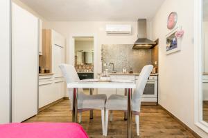 Kuchyňa alebo kuchynka v ubytovaní Apartments Stella Mariela