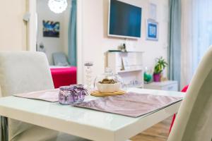 Televízia a/alebo spoločenská miestnosť v ubytovaní Apartments Stella Mariela