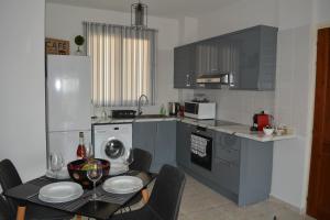 Una cocina o cocineta en Eden Heights - Chlorakas Paphos - Sea View Luxury 2 Bed Apt By Yiota