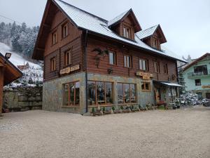 un gran edificio de madera con muchas ventanas en uDany Noclegi obok Gondoli en Szczyrk