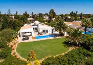 an aerial view of a house with a swimming pool at Casa Guincho in Carvoeiro